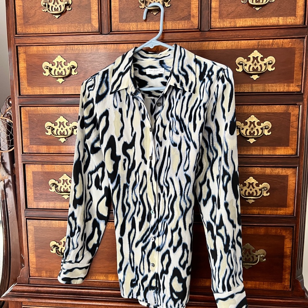 Beautiful “Equipment Femme” designer 100% percent silk blouse
